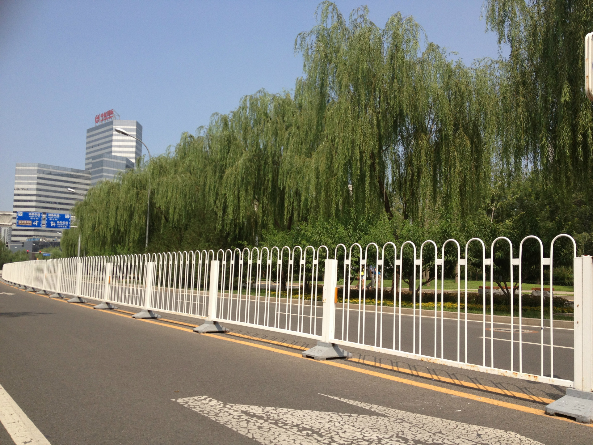 采購交通護(hù)欄需要注意什么問題呢？